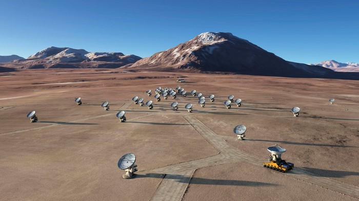 Antenna array in a desert landscape with mountains