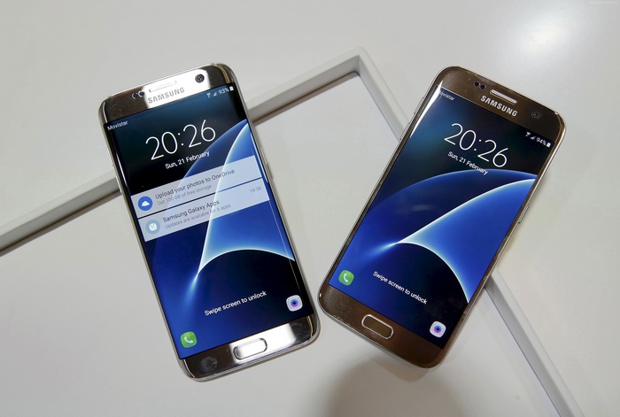 Samsung Galaxy S7 Edge phones on display