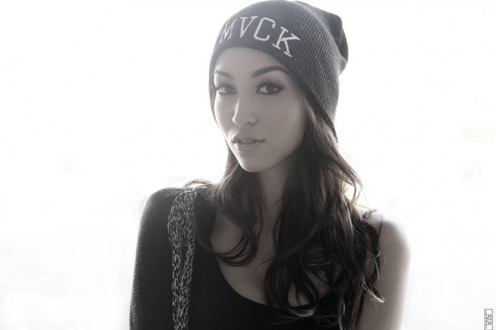 Woman wearing a beanie and black top