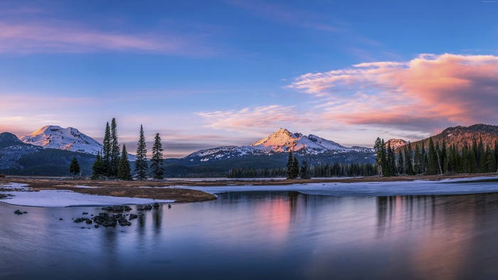 Sparks Lake, Oregon at Sunrise with Mountains