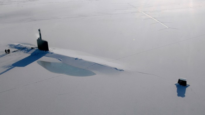 Submarine surfaced in Arctic ice with personnel