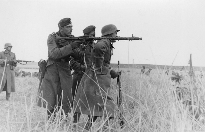 Soldiers with MG 34 machine gun in World War II