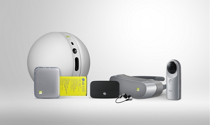 LG G5 accessories: Rolling Bot, VR headset, camera, battery, and headphones