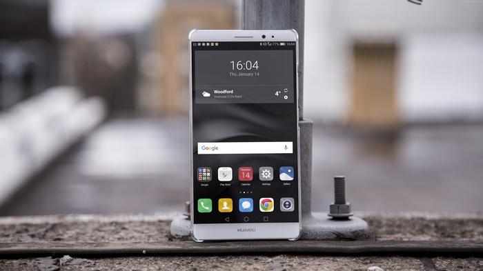 Huawei Mate 8 smartphone displaying time and weather