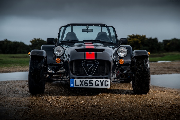 Caterham Seven 620 S with red stripe and number 7
