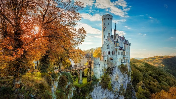 Lichtenstein Castle W rttemberg in Autumn, Germany