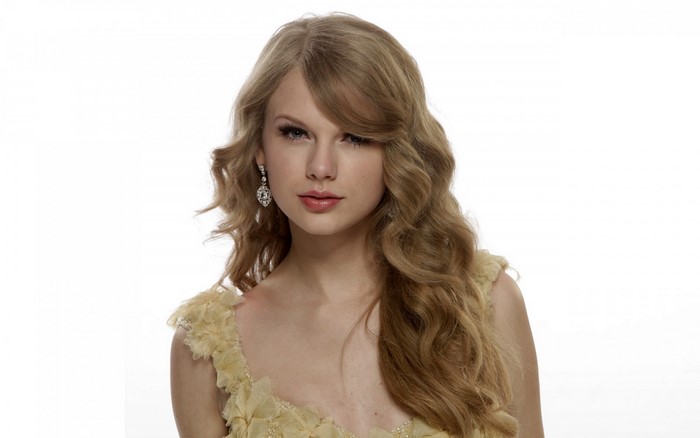 Taylor Swift wearing a yellow gown