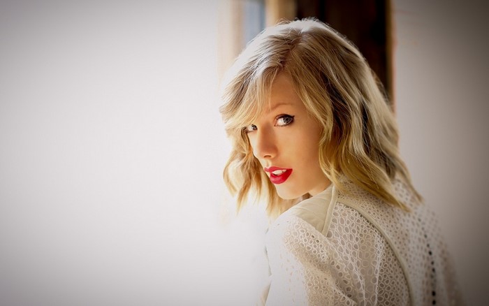 Taylor Swift looking over her shoulder