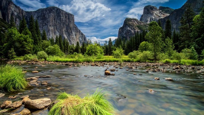 River flowing through Yosemite Valley with El Capitan