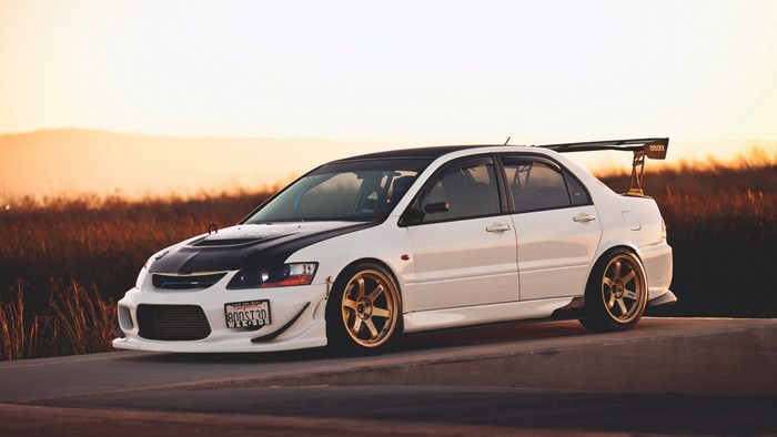 White Mitsubishi Lancer Evolution with spoiler
