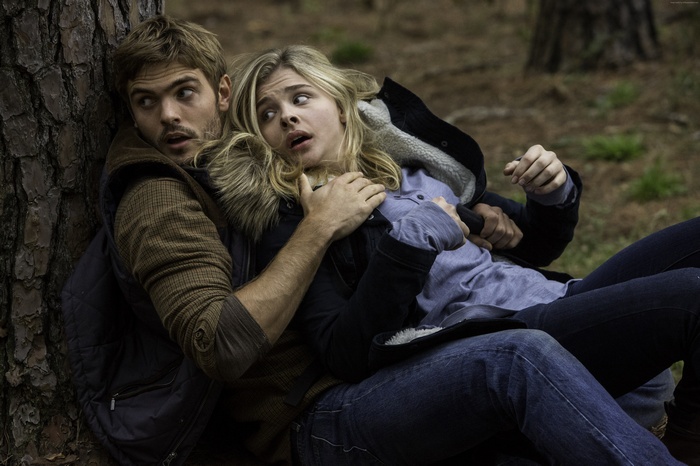 Alex Roe and Chloe Moretz in The 5th Wave