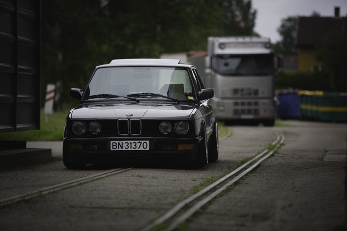 BMW E28 Sedan on train tracks in Norway