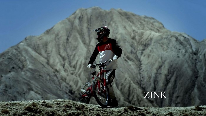 Man with mountain bike in front of a mountain
