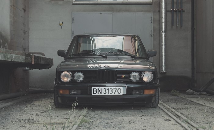 BMW E28 Stanceworks with license plate BN 31370