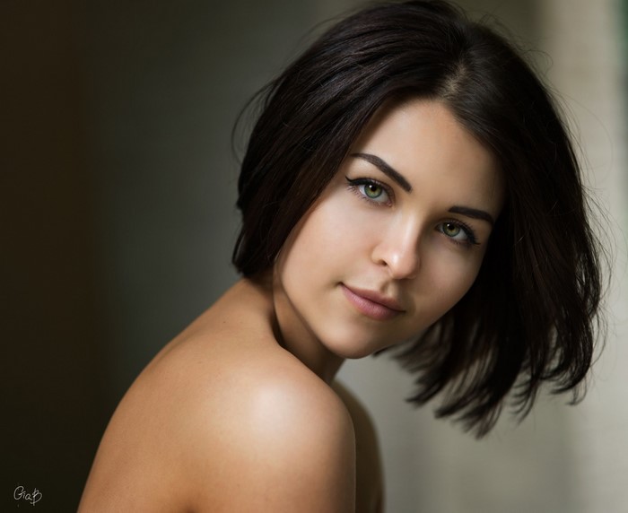 Woman with short brown hair and green eyes