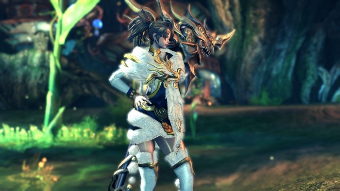 Female character with dragon armor in Blade & Soul