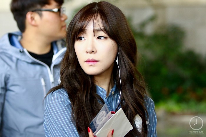 Tiffany Hwang from Girls Generation wearing headphones