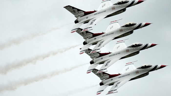 US Air Force Thunderbirds F-16 Fighting Falcons in formation