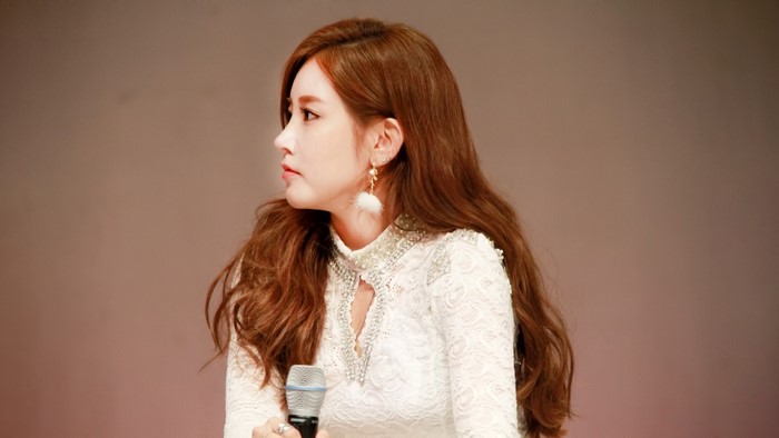 Soyeon from T-ara wearing a white lace dress