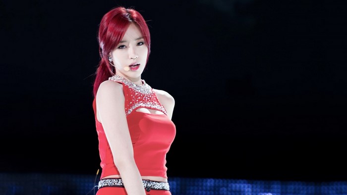 Eunjung from T-ara singing on stage