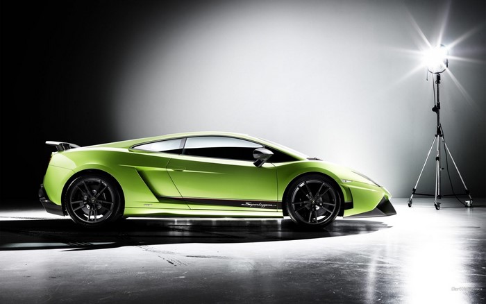 Green Lamborghini Gallardo Superleggera LP570 with Spotlight