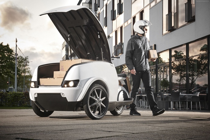 White Tripl electrocycle with open trunk and delivery person