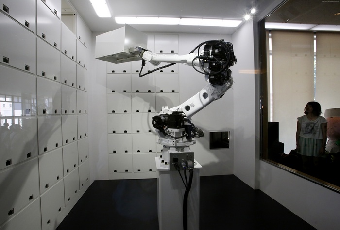 Robot arm in a room with lockers