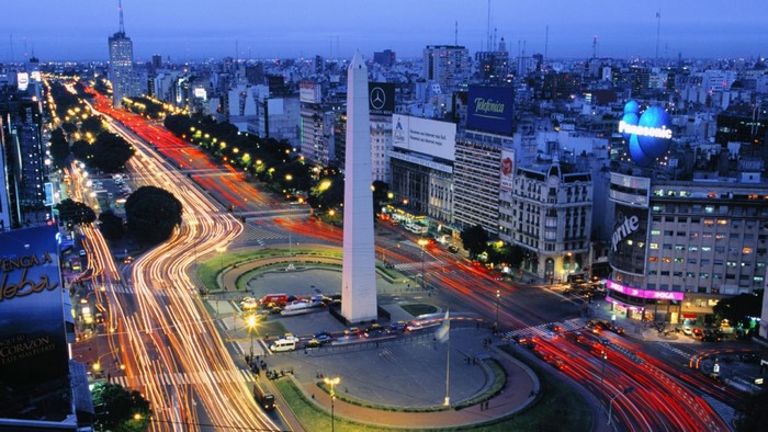 Obelisco de Buenos Aires at night with light trails
