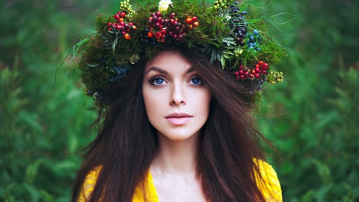 Woman with flower crown and blue eyes