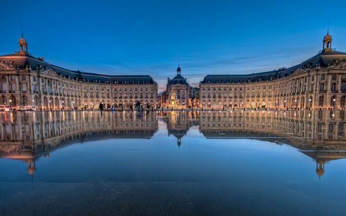 Place de la Bourse reflection at dusk