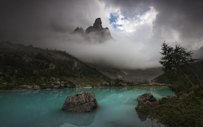 Turquoise lake and misty mountains