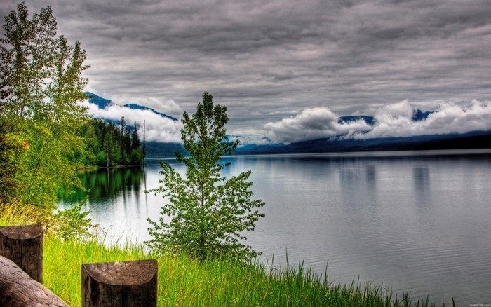 Lake and mountains with clouds and trees