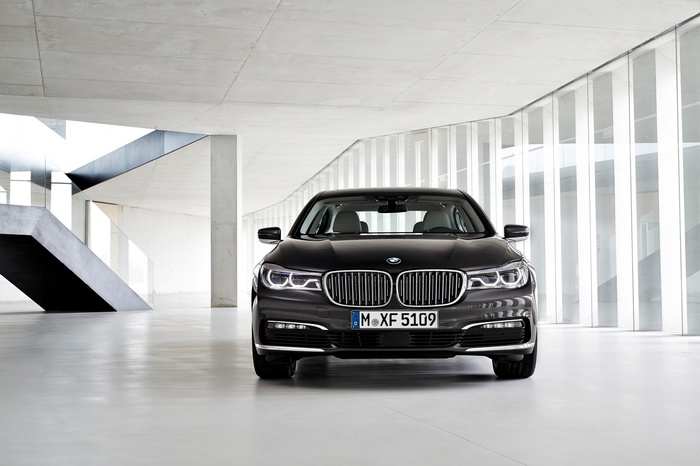 Black BMW 7-series at Frankfurt 2015