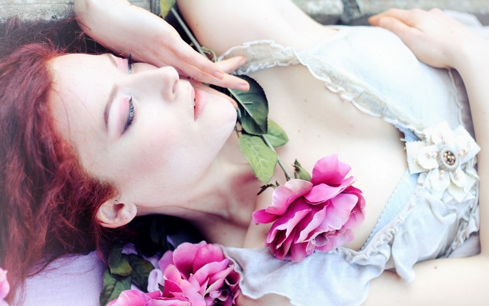 Redhead woman with pink roses