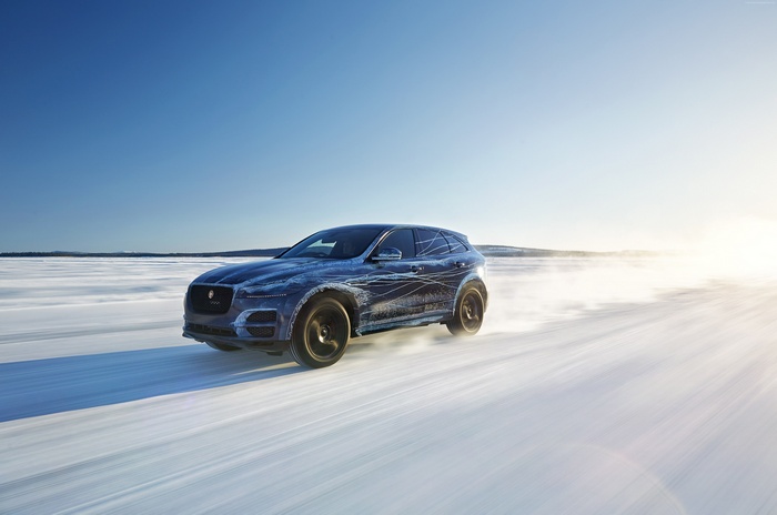 Jaguar F-Pace driving on snow