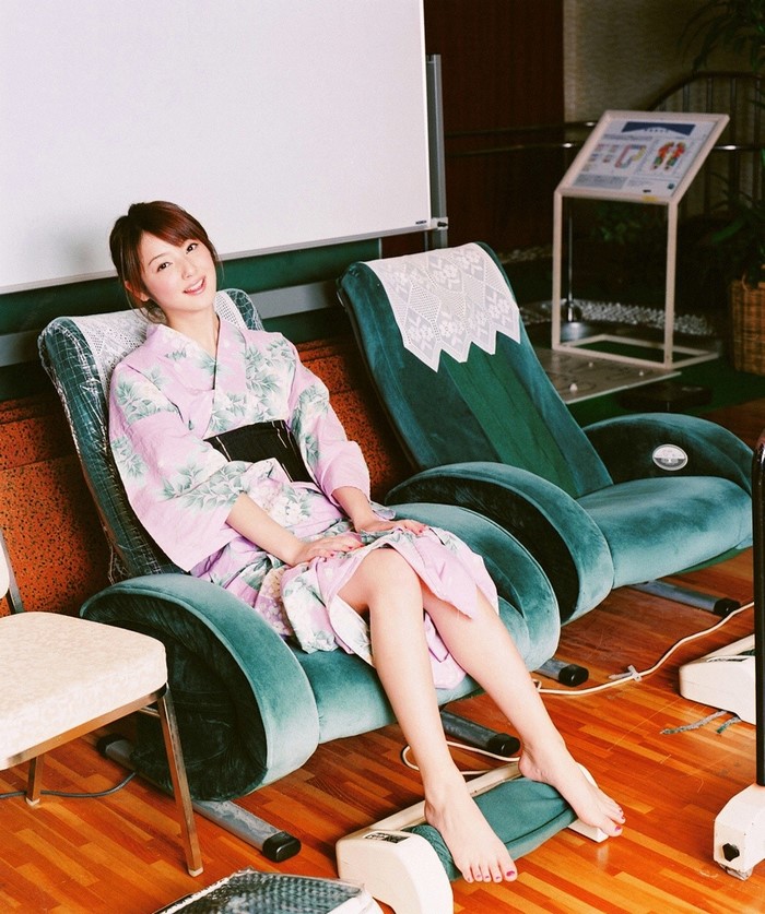 Sasaki Nozomi sitting in a chair wearing a yukata