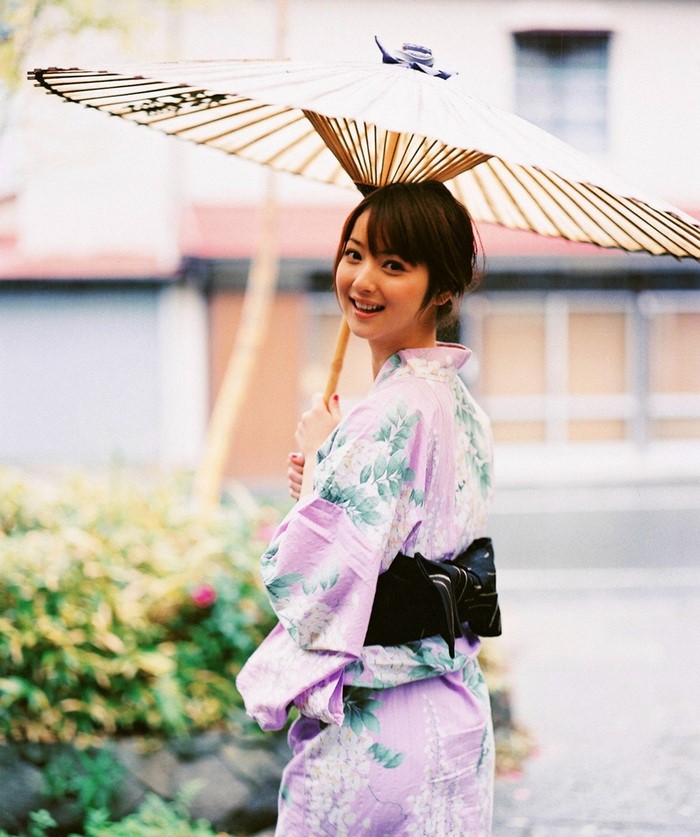 Sasaki Nozomi in a Kimono holding an umbrella
