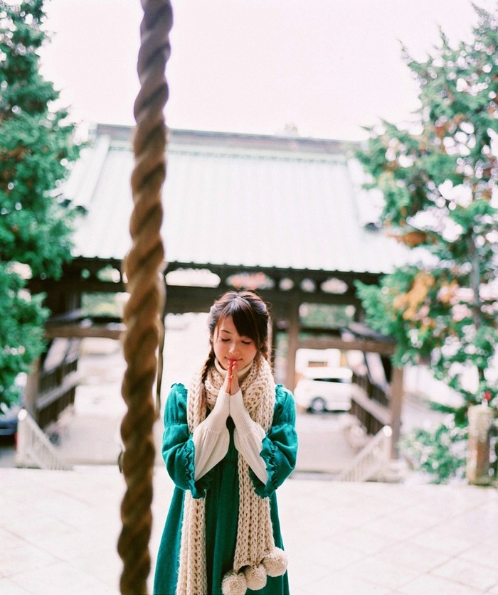 Sasaki Nozomi in a green dress with a scarf