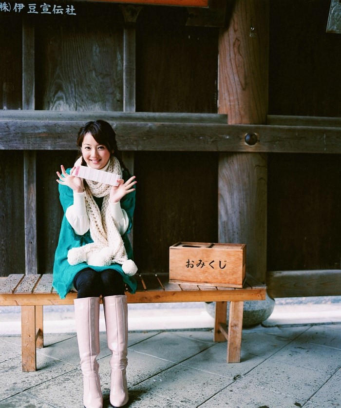Sasaki Nozomi holding a fortune slip at a shrine