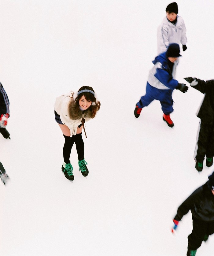 Sasaki Nozomi ice skating with others