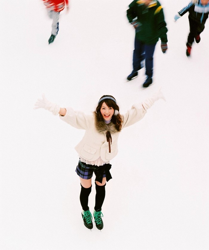 Sasaki Nozomi ice skating with others