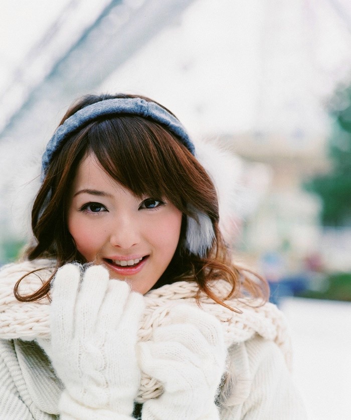 Sasaki Nozomi in winter clothing