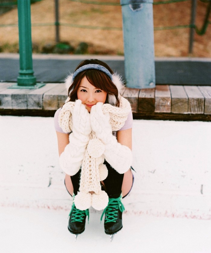 Sasaki Nozomi wearing earmuffs and scarf on ice rink