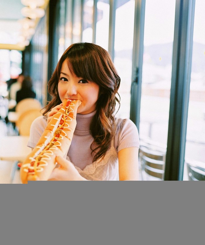 Sasaki Nozomi eating a long hot dog
