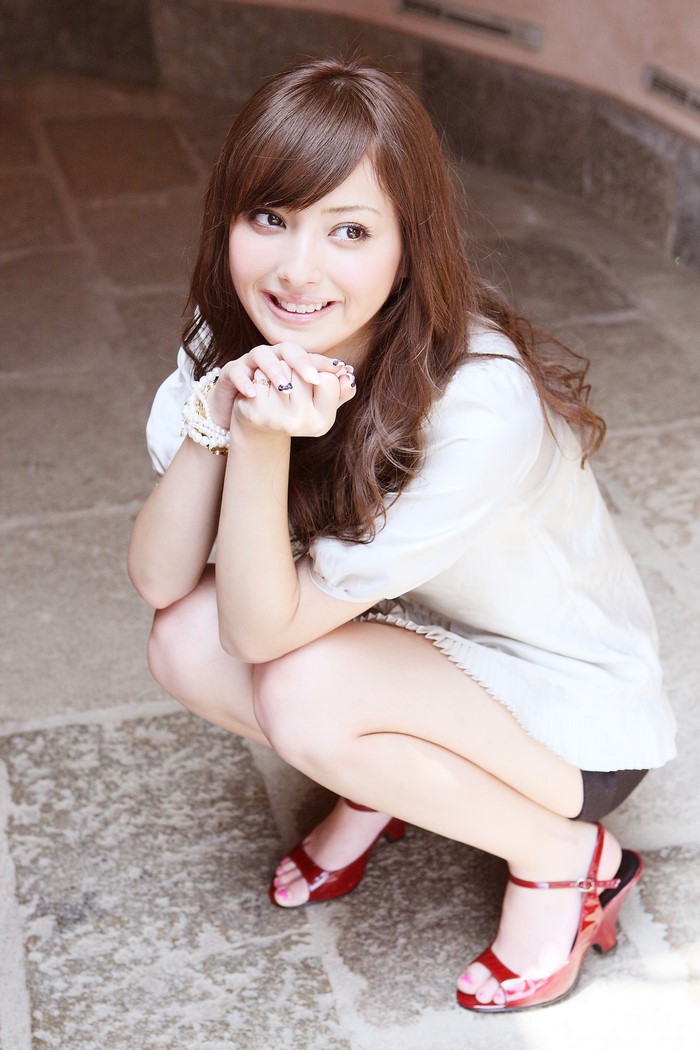 Sasaki Nozomi Squatting and Smiling in White Outfit