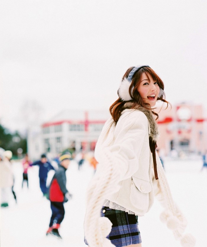 Sasaki Nozomi ice skating in winter