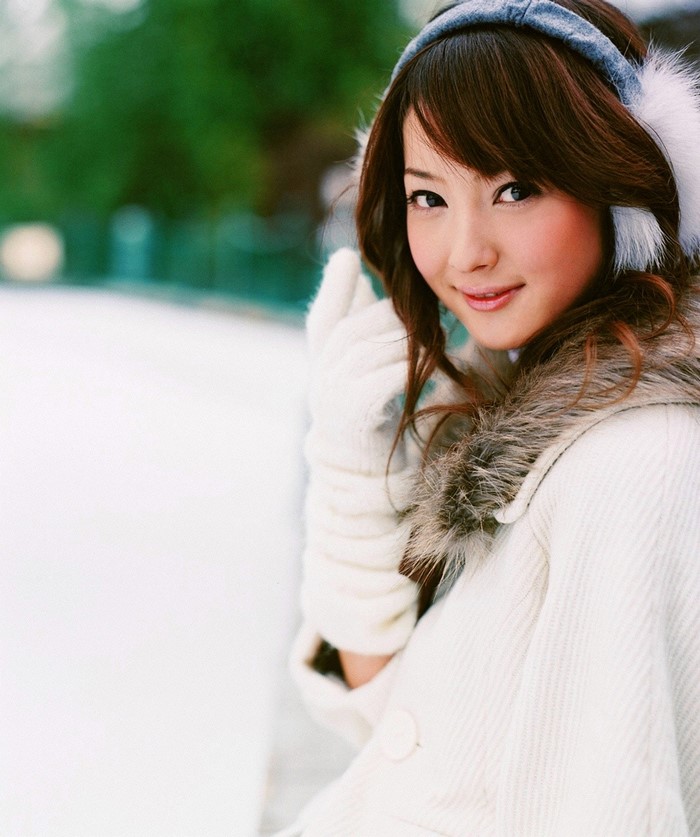 Sasaki Nozomi wearing a white coat and earmuffs