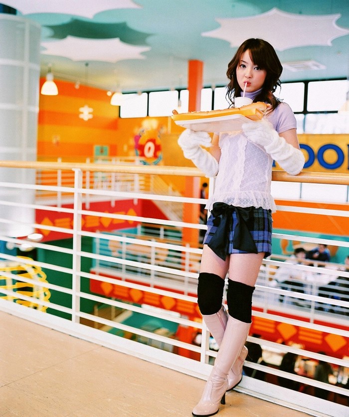 Sasaki Nozomi holding a tray with a hot dog and drink