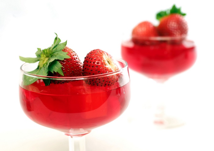 Strawberry jelly in glasses with strawberries