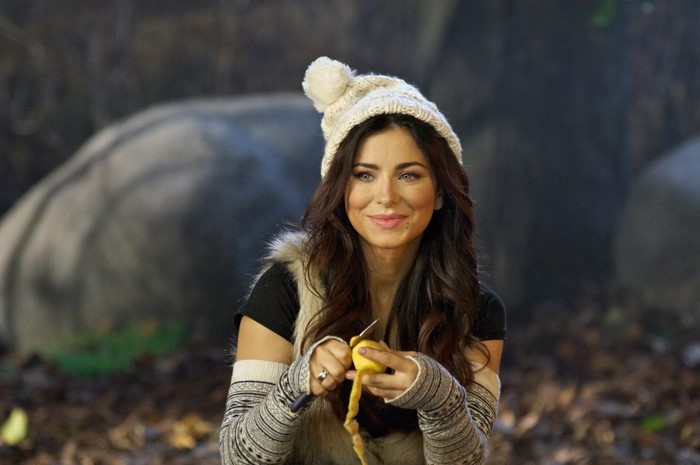 Ani Lorak wearing a hat and detached sleeves